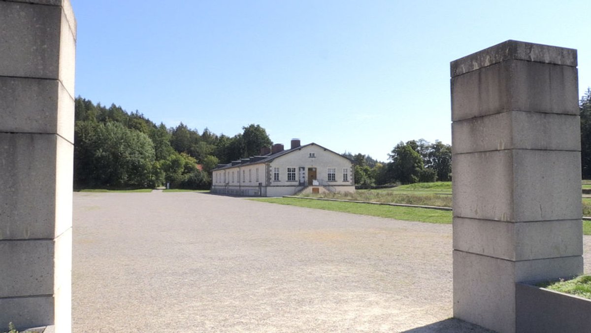 Nachgebaute Lagertore und Blick auf das Häftlingsbad in der KZ-Gedenkstätte Flossenbürg