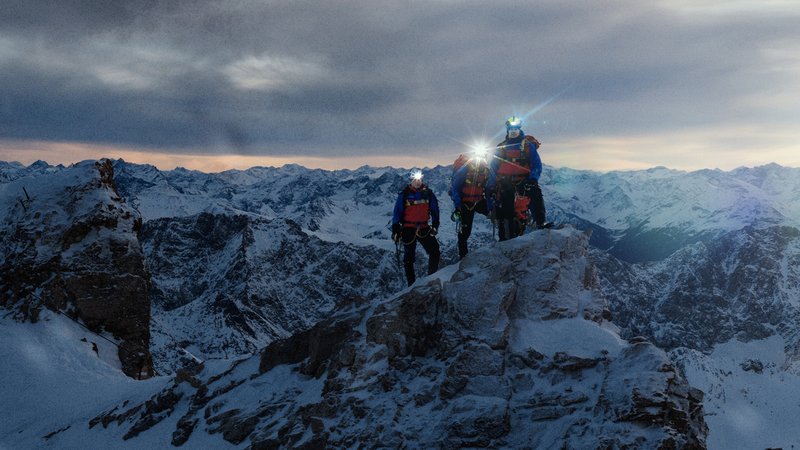 Bergretter der Bergwacht Grainau in der Nähe des Zugspitzgipfels | Bild: BR/Timeline Production | Montage: BR/ Christopher Roos von Rosen Bergretter der Bergwacht Grainau in der Nähe des Zugspitzgipfels