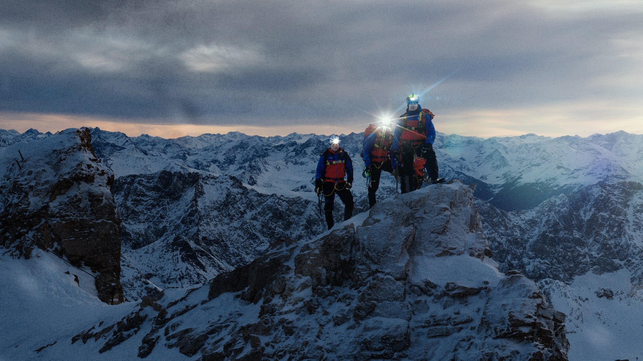 Bergretter der Bergwacht Grainau in der Nähe des Zugspitzgipfels | Bild: BR/Timeline Production | Montage: BR/ Christopher Roos von Rosen Bergretter der Bergwacht Grainau in der Nähe des Zugspitzgipfels