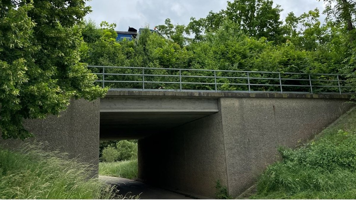 Die Ingolstädter Brücke, auf der sich der Polizeieinsatz am Montag abspielte.