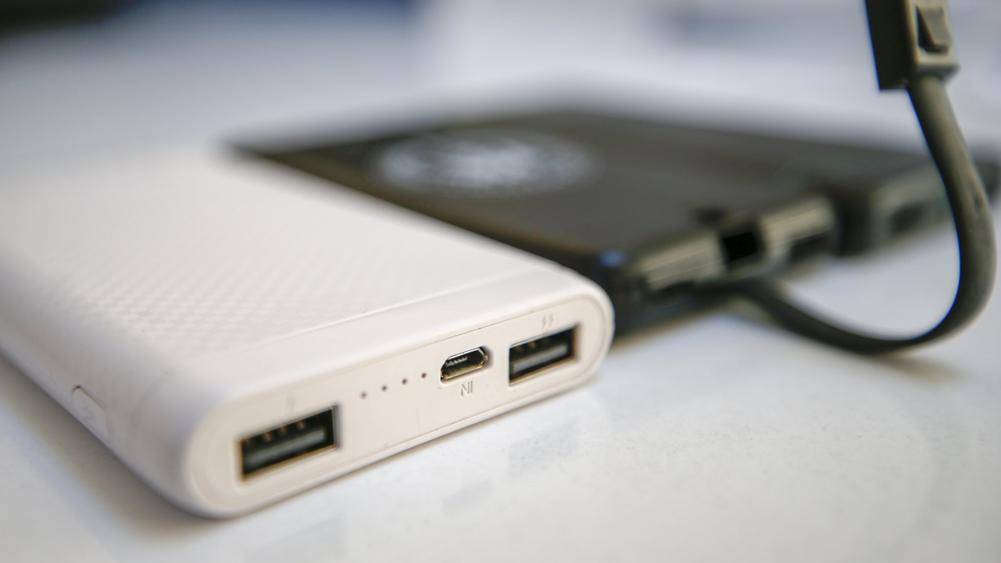Brandgefahr Powerbanks: Diese Warnzeichen nicht ignorieren 