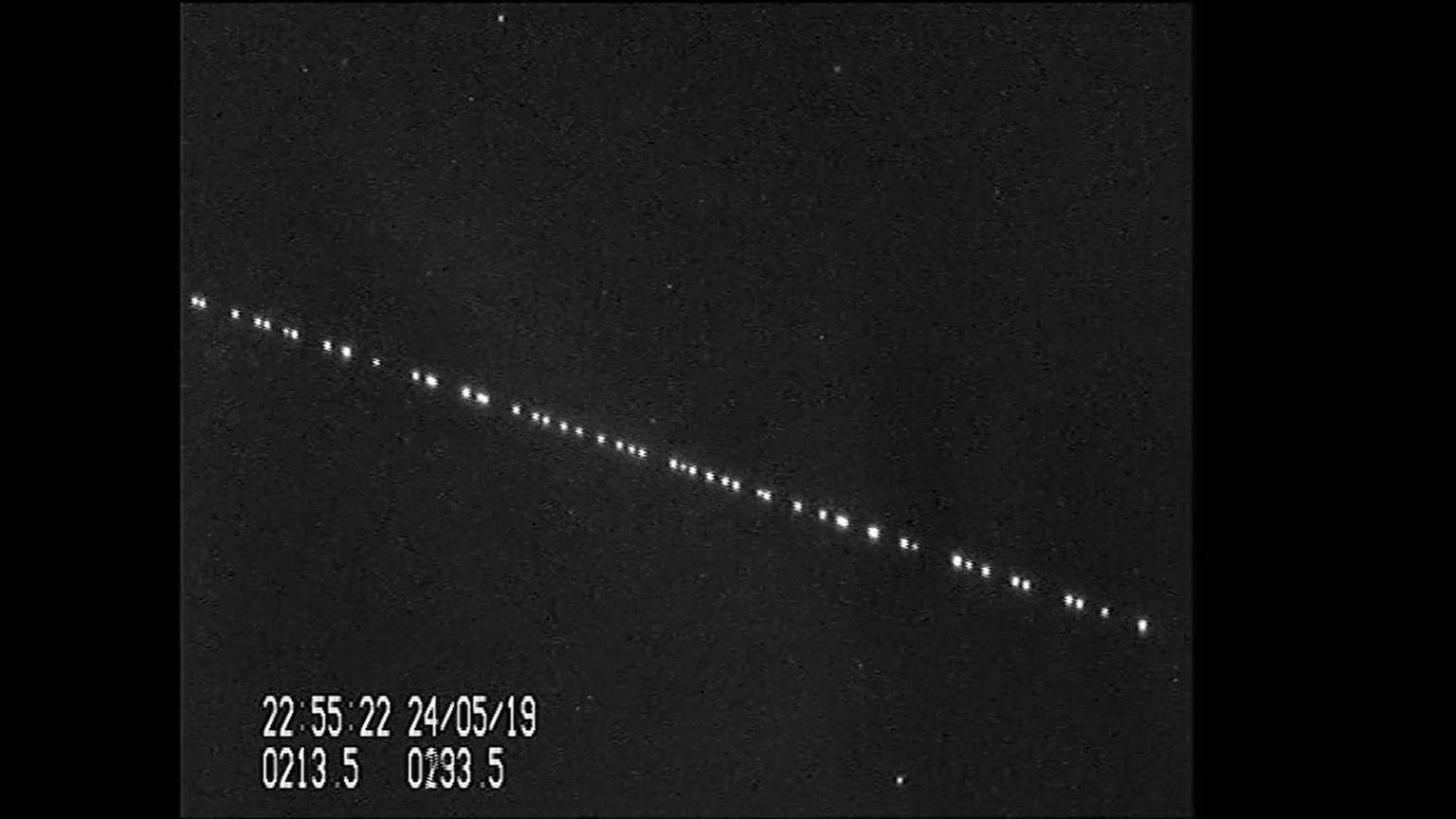 Die 60 Satelliten des Starlink-Systems von Elon Musk sind heller als erwartet.