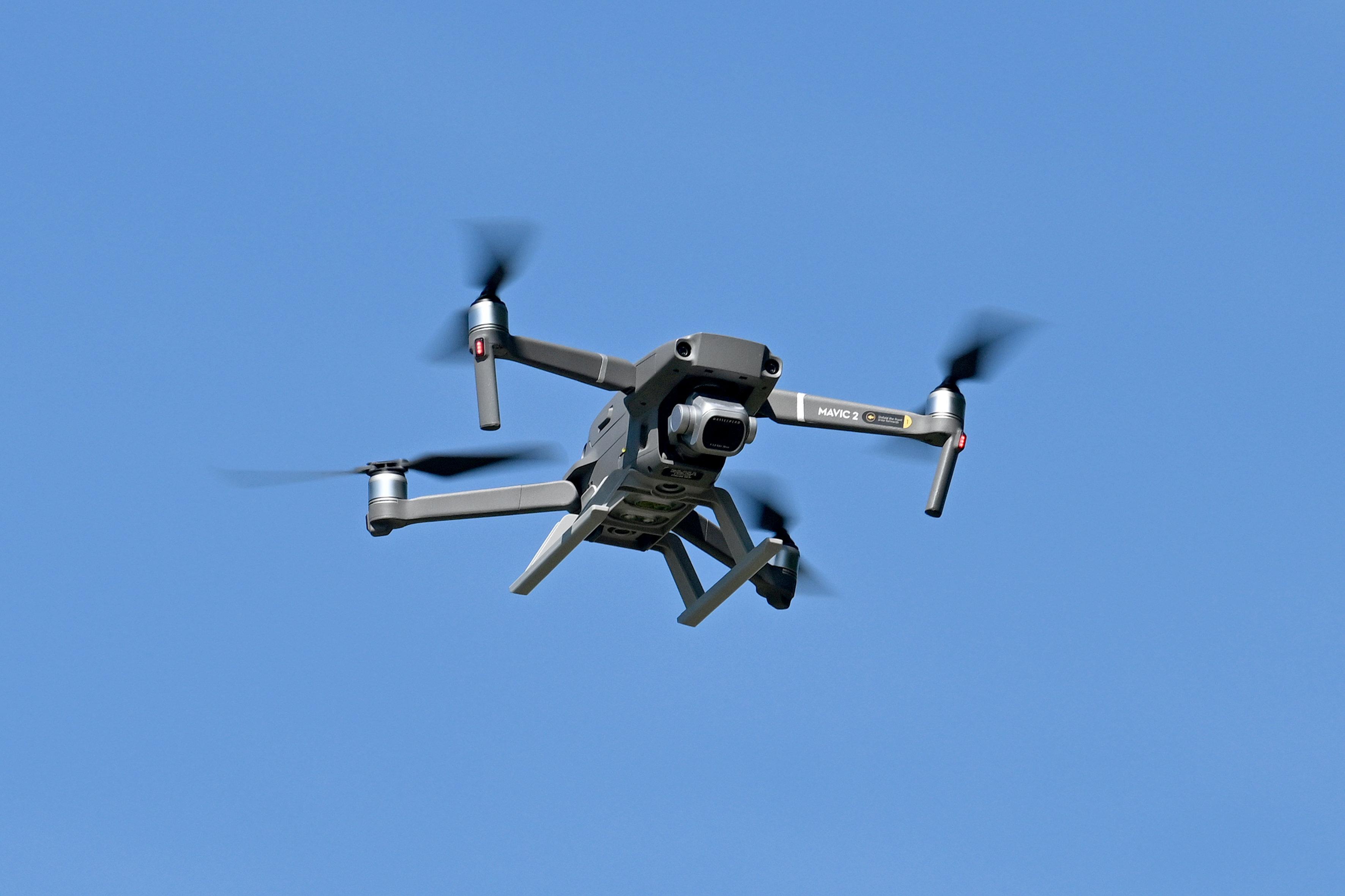 Eine Drohne am Himmel über Bayern.
