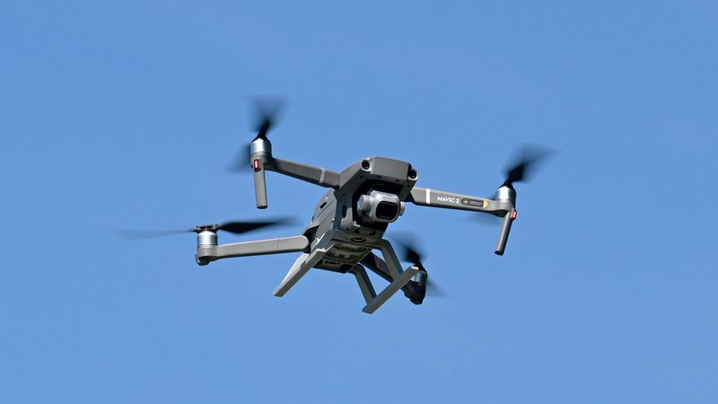 Eine Drohne am Himmel über Bayern.
