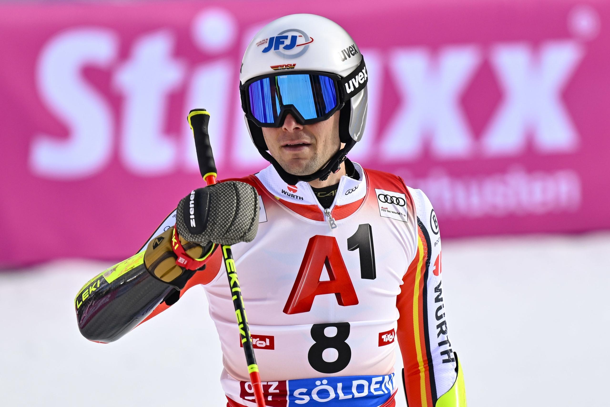 27.10.2024, Österreich, Sölden: Ski alpin, Weltcup, Riesenslalom, Herren, 2. Durchgang in Sölden: Alexander Schmid (Deutschland) reagiert im Ziel. Foto: Jean-Christophe Bott/KEYSTONE/dpa +++ dpa-Bildfunk +++