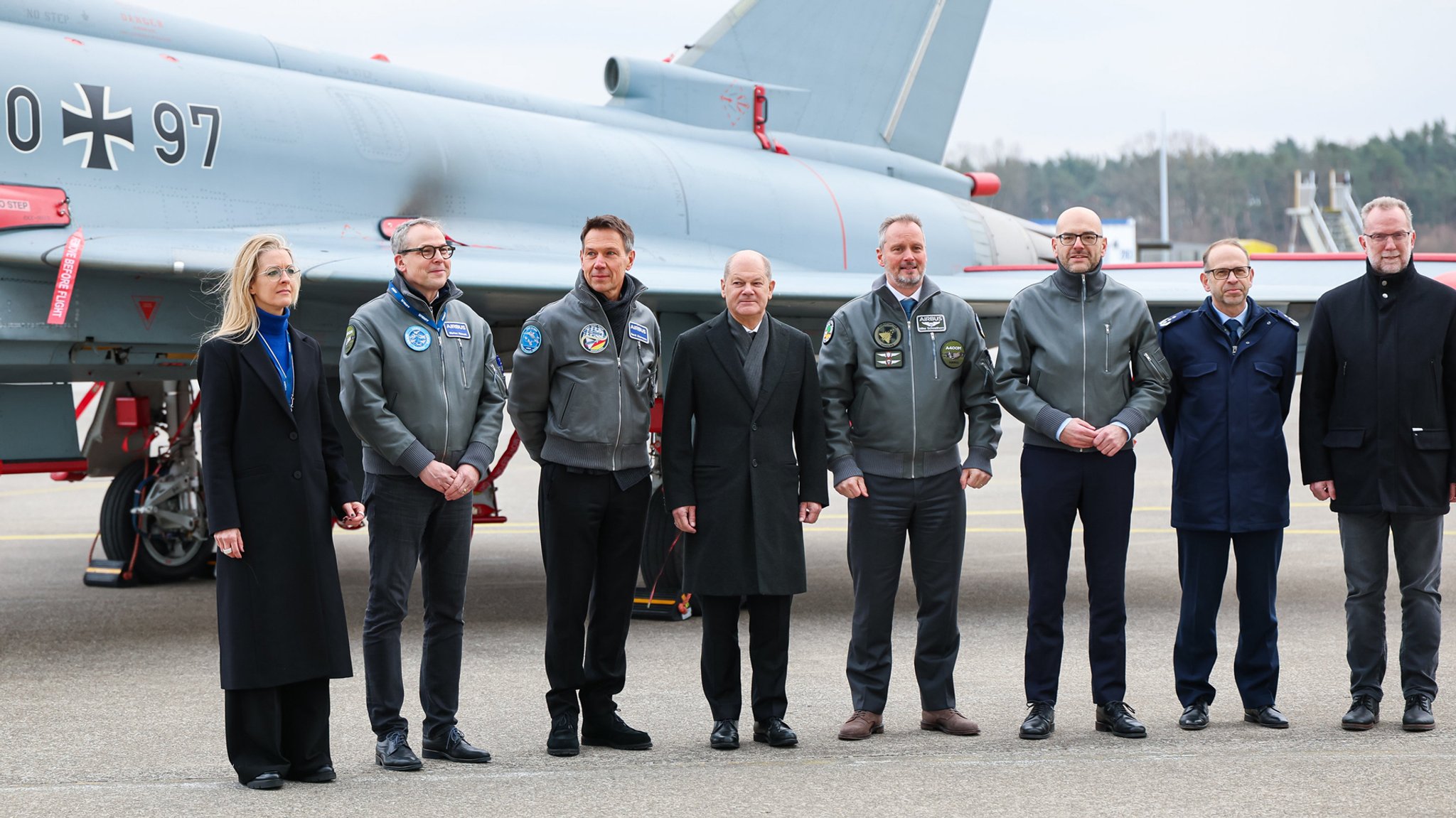 Bundeskanzler Scholz zu Besuch im militärischen Luftfahrtzentrum von Airbus in Manching bei Ingolstadt.