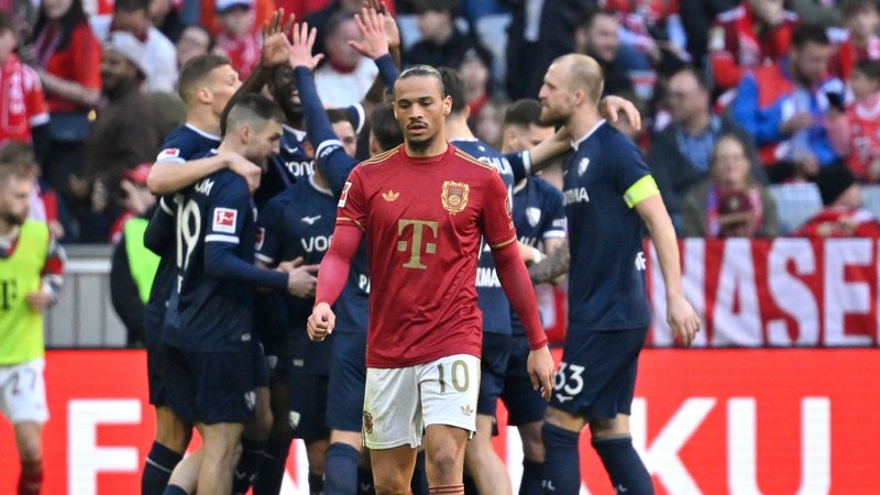 Bochum feiert Überraschungssieg beim FC Bayern | Bild: picture-alliance/dpa Bochum feiert Überraschungssieg beim FC Bayern