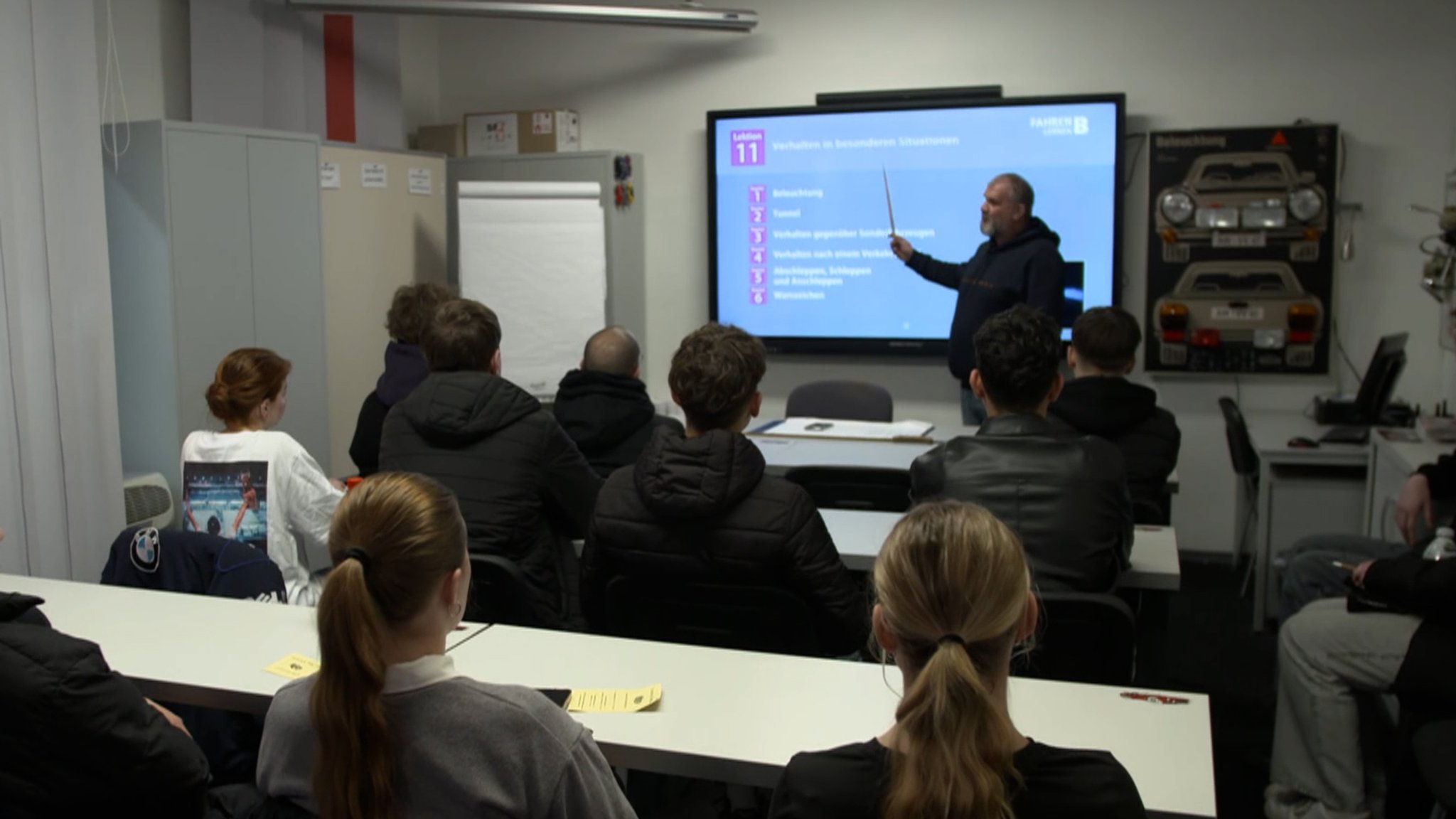 Fahrschüler und Fahrschülerinnen bei der Theoriestunde einer Fahrschule.