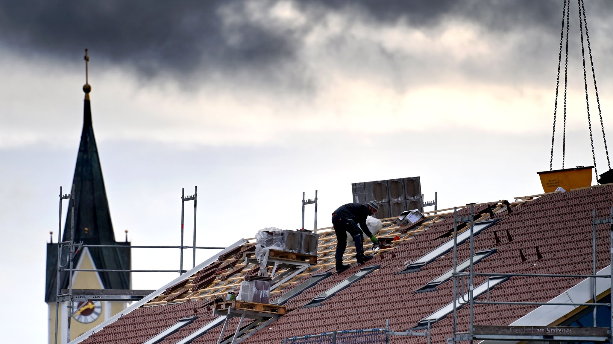 Dachdecker bei der Arbeit auf dem Bau.