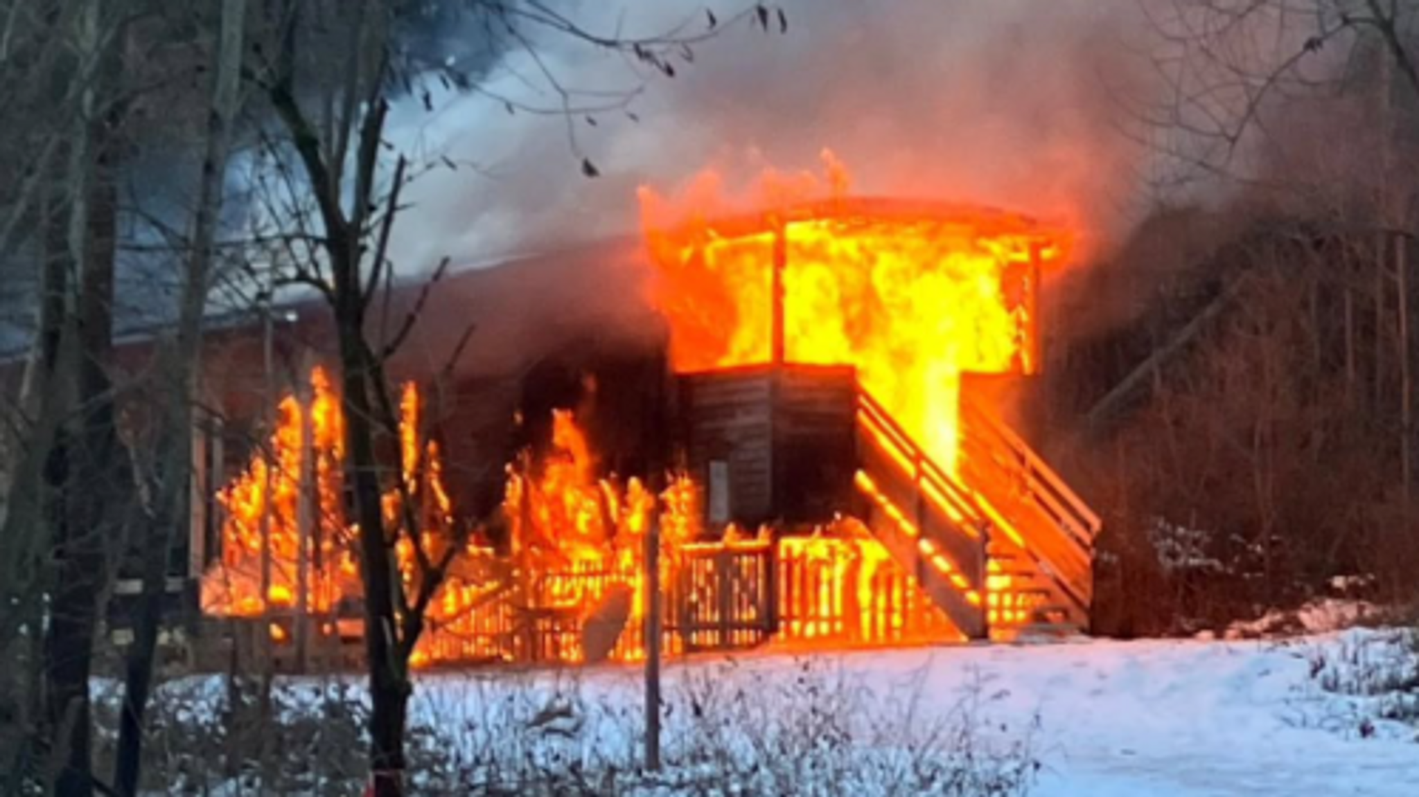 Am Freitagnachmittag steht der Waldkindergarten in Egweil in Flammen. Die Aufnahme stammt von Einsatzkräften der Freiwilligen Feuerwehr Egweil, die Schlimmeres verhindert hat. | Bild: Screenshot Instagram-Post Feuwerwehr Egeweil Am Freitagnachmittag steht der Waldkindergarten in Egweil in Flammen. Die Aufnahme stammt von Einsatzkräften der Freiwilligen Feuerwehr Egweil, die Schlimmeres verhindert hat.