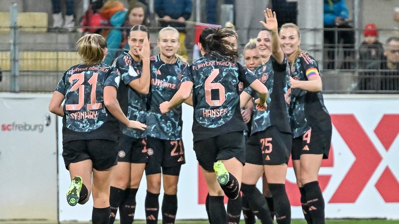 FC Bayern Frauen feiern ein Tor beim SC Freiburg | Bild: picture-alliance/dpa FC Bayern Frauen feiern ein Tor beim SC Freiburg
