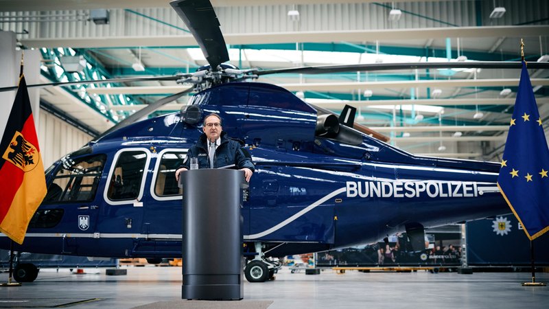 Alexander Dobrindt (CSU), Bundesminister des Innern, stellt die neue Drohnenabwehreinheit der Bundespolizei in Dienst. | Bild: picture alliance / Sebastian Rau/photothek.de | Sebastian Rau Alexander Dobrindt (CSU), Bundesminister des Innern, stellt die neue Drohnenabwehreinheit der Bundespolizei in Dienst.