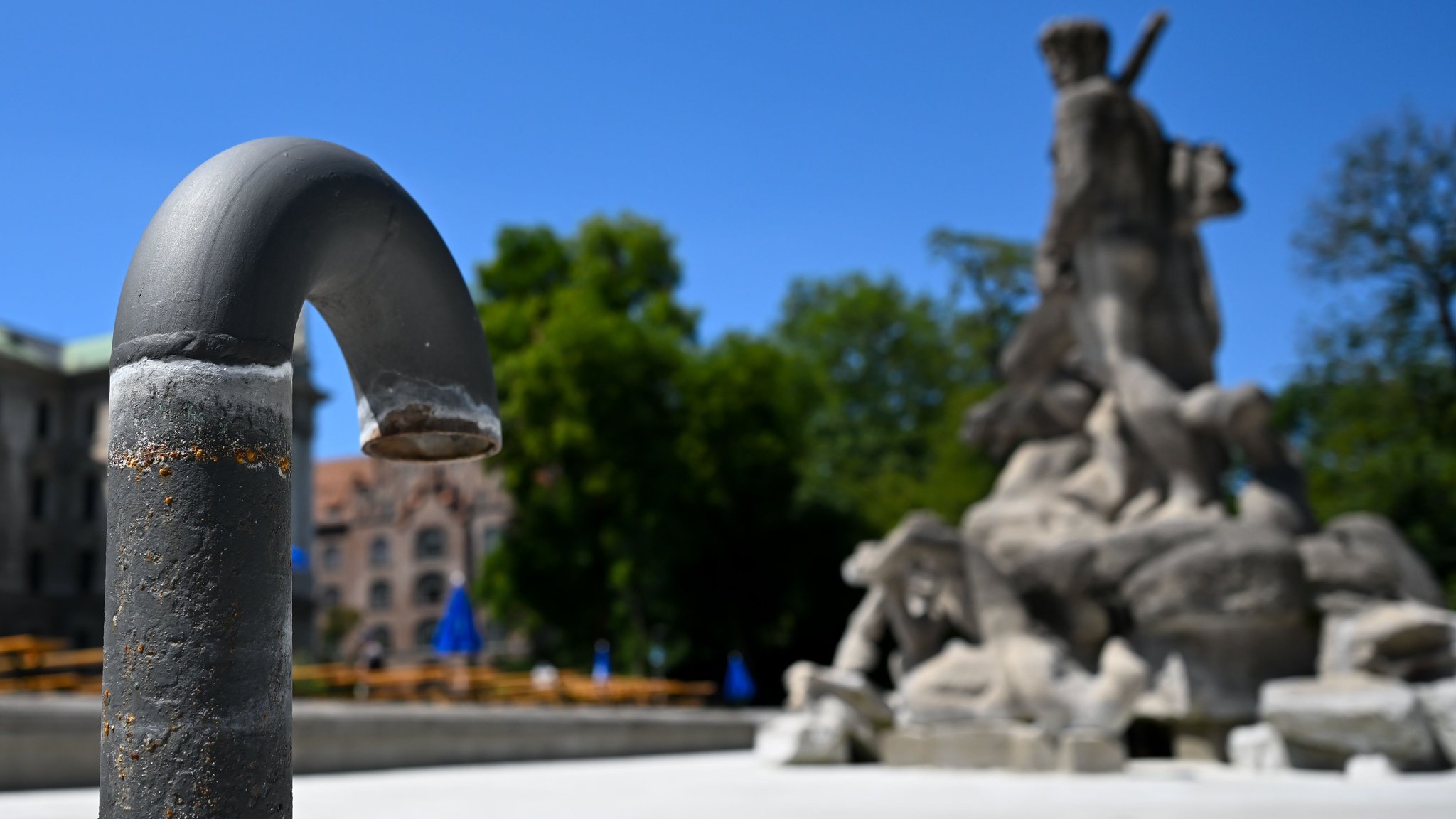 Der Neptunbrunnen im alten Botanischen Garten ist derzeit aufgrund von offiziellen Wassersparmaßnahmen der Stadt München außer Betrieb. Hitze und Trockenheit lassen in München den Wasserverbrauch steigen. Die Stadt reagiert mit konkreten Verboten. | Bild: dpa-Bildfunk/Sven Hoppe Der Neptunbrunnen im alten Botanischen Garten ist derzeit aufgrund von offiziellen Wassersparmaßnahmen der Stadt München außer Betrieb. Hitze und Trockenheit lassen in München den Wasserverbrauch steigen. Die Stadt reagiert mit konkreten Verboten.