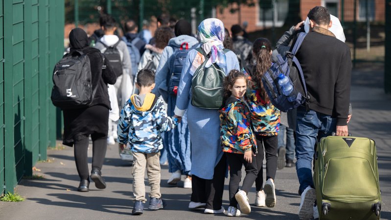 Archivbild: Geflüchtete kommen in einer Erstaufnahmeeinrichtung an | Bild: picture alliance/dpa | Boris Roessler Archivbild: Geflüchtete kommen in einer Erstaufnahmeeinrichtung an
