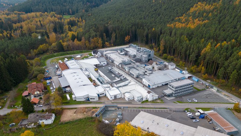 Ein Firmengelände umringt von Wald | Bild: Kerafol Ein Firmengelände umringt von Wald