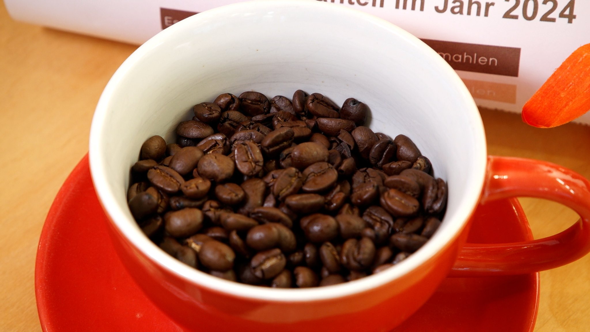 geröstete Kaffebohnen in einer Tasse