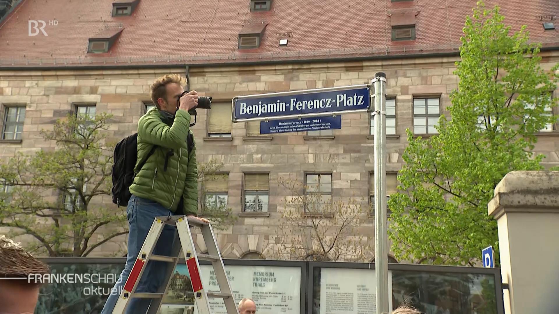 Neues Straßenschild des Benjamin-Ferencz-Platz.