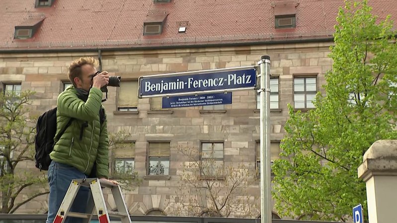 Neues Straßenschild des Benjamin-Ferencz-Platz.