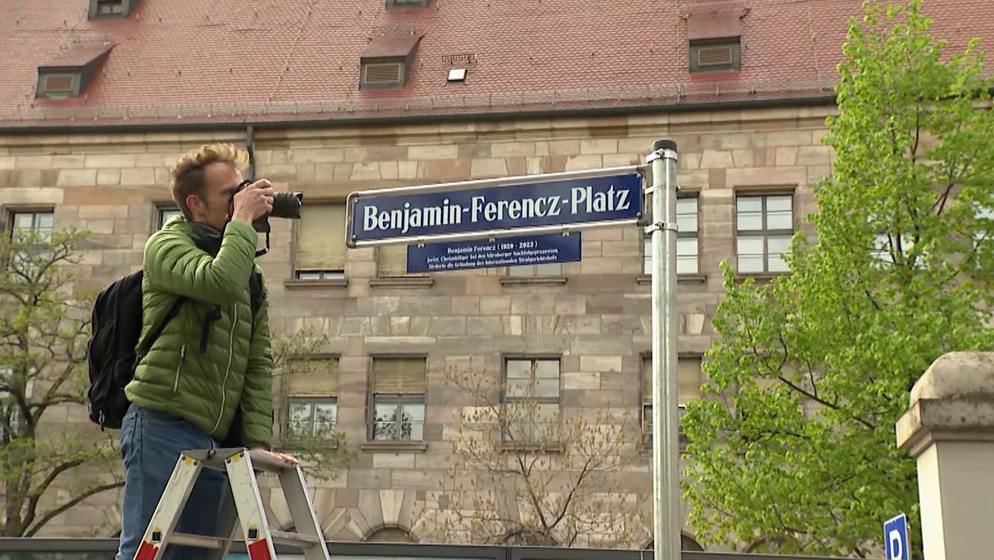 Neues Straßenschild des Benjamin-Ferencz-Platz.