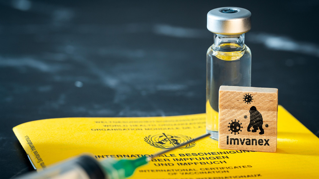 Ein Impfpass und eine Impfampulle mit der Pockenimpfung (Symbolbild)