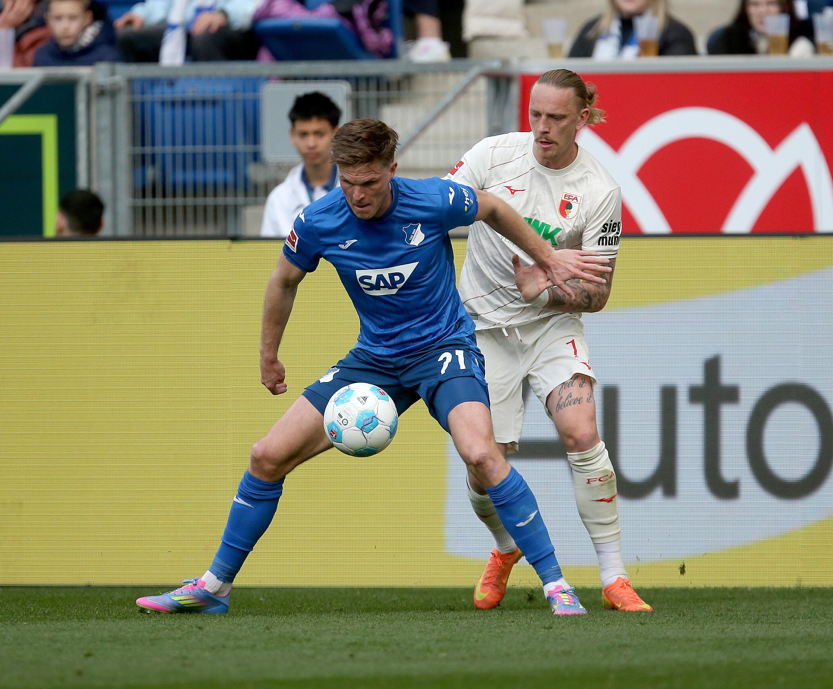 Augsburg Marius Wolf (hinten)