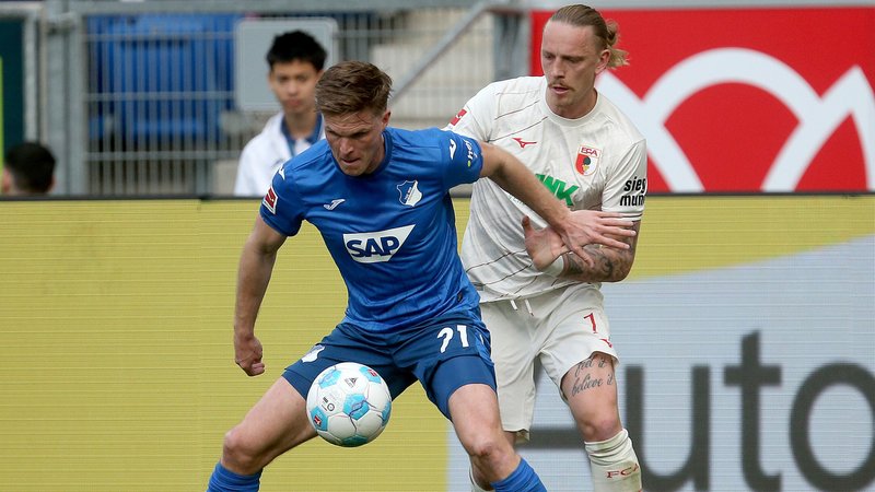 Augsburg Marius Wolf (hinten) | Bild: picture-alliance/dpa Augsburg Marius Wolf (hinten)