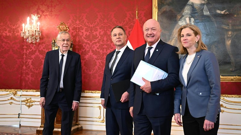 Alexander Van der Bellen, Andreas Babler (SPÖ), Christian Stocker (ÖVP) und Beate Meinl-Reisinger (NEOS) (v. l. n. r.) | Bild: picture alliance / MAX SLOVENCIK / APA / picturedesk.com | MAX SLOVENCIK Alexander Van der Bellen, Andreas Babler (SPÖ), Christian Stocker (ÖVP) und Beate Meinl-Reisinger (NEOS) (v. l. n. r.)