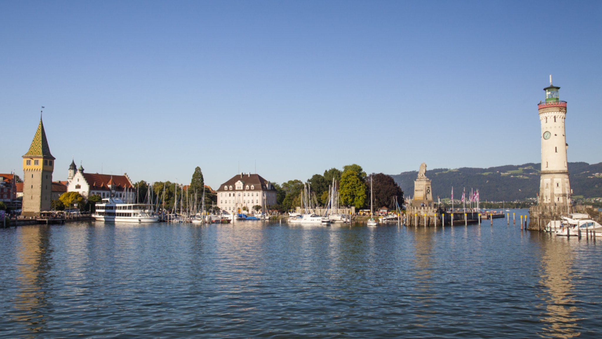 Bayerns einziger Leuchtturm steht am Lindauer Hafen. 