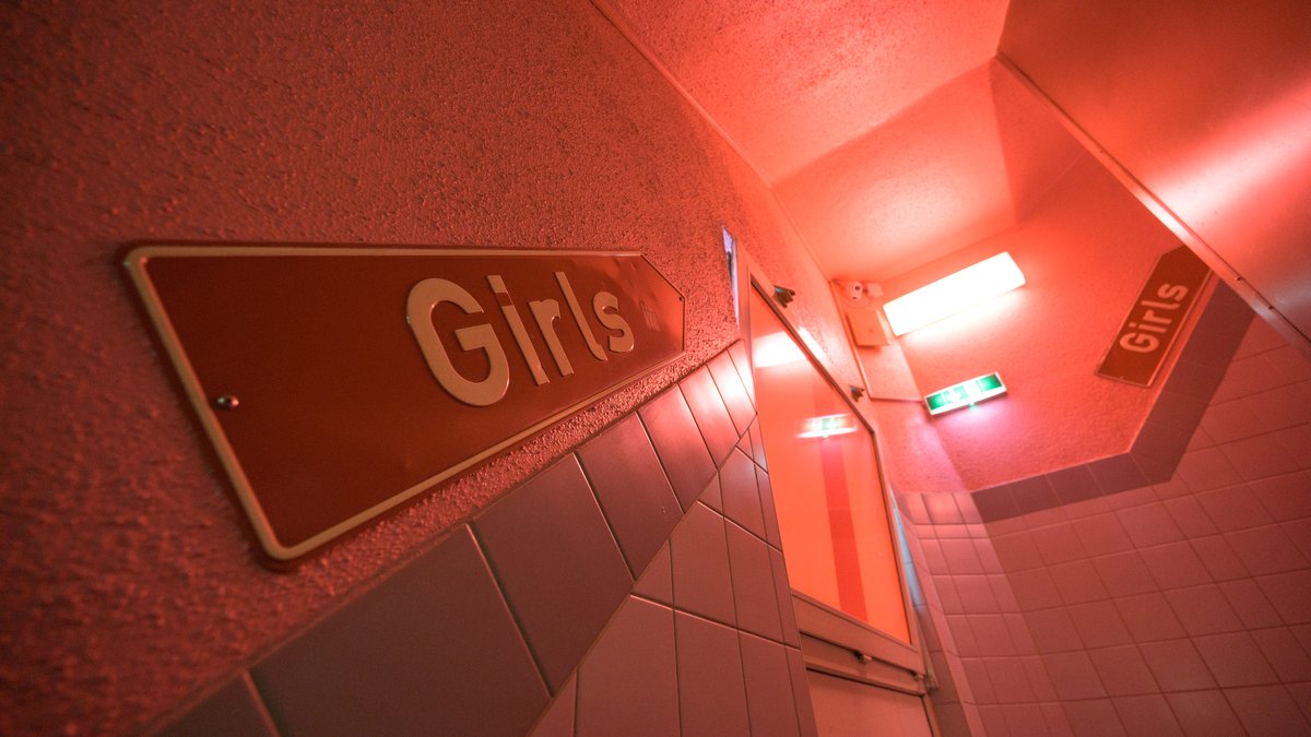 Schilder mit der Aufschrift "Girls" zeigen den Weg zu den Sexarbeiterinnen