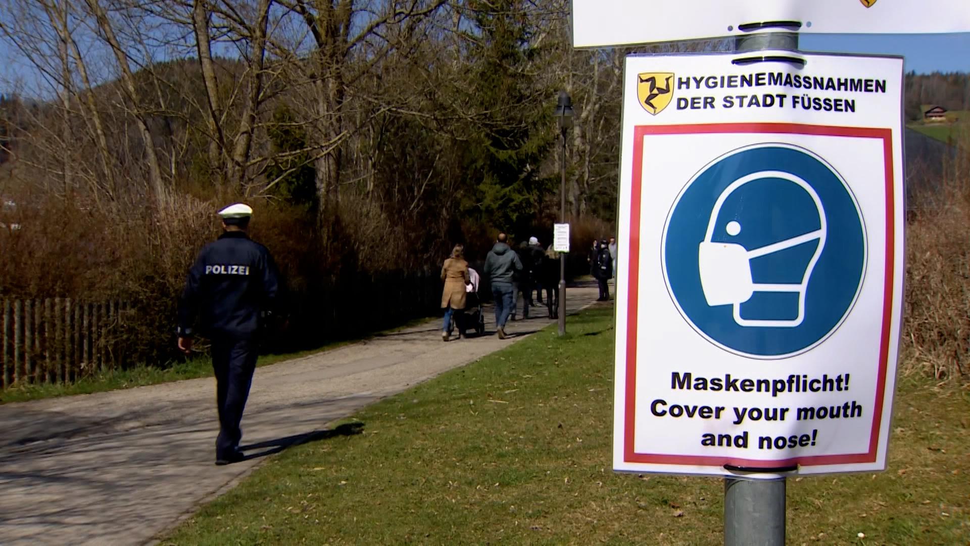 Archivbild: Ein Schild weist auf die Maskenpflicht hin.