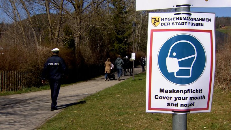 Archivbild: Ein Schild weist auf die Maskenpflicht hin. | Bild: Bayerischer Rundfunk 2024 Archivbild: Ein Schild weist auf die Maskenpflicht hin.