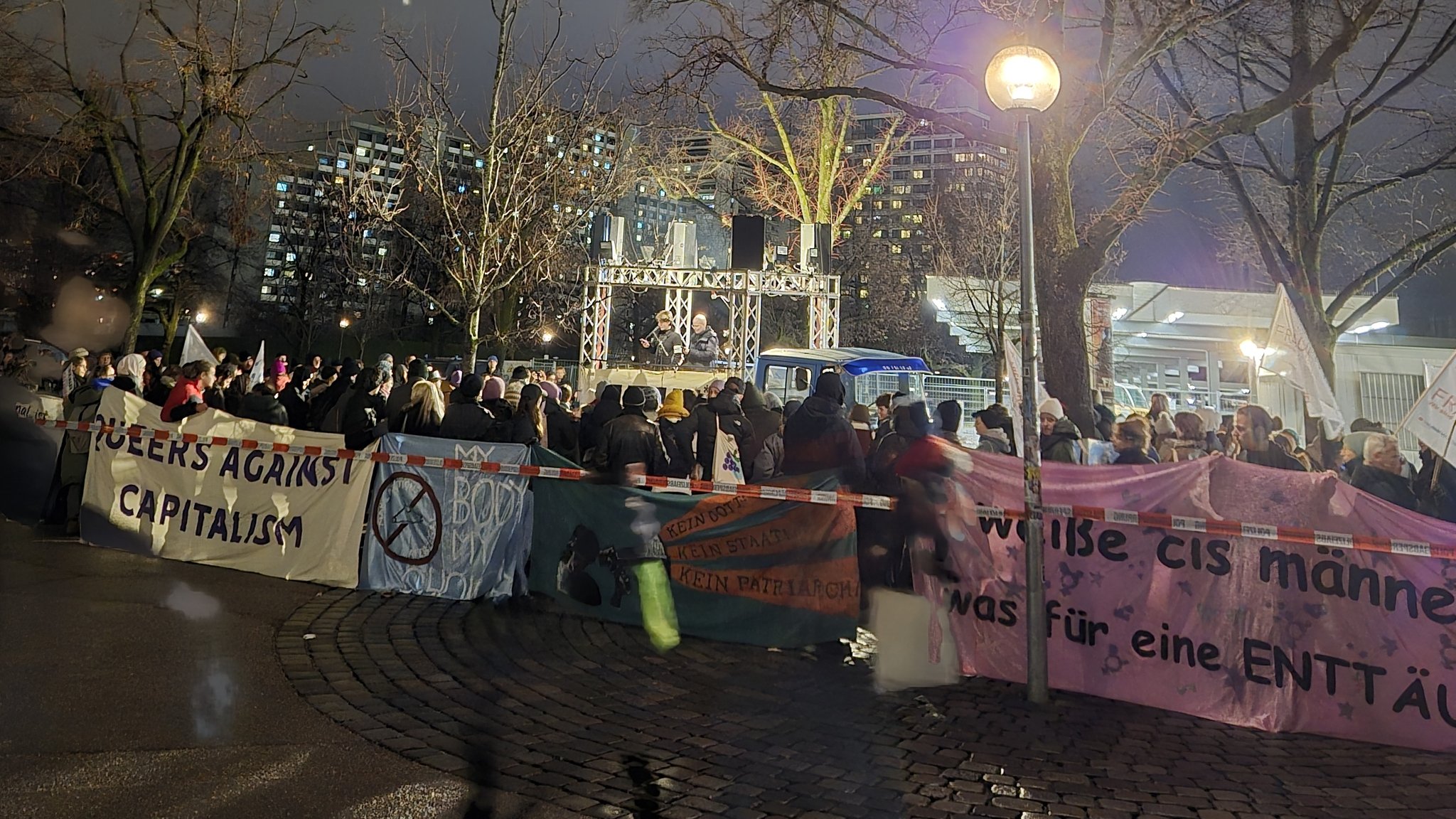 Menschen demonstrieren am U-Bahnhof Olympiazentrum gegen ein Konzert von Till Lindemann