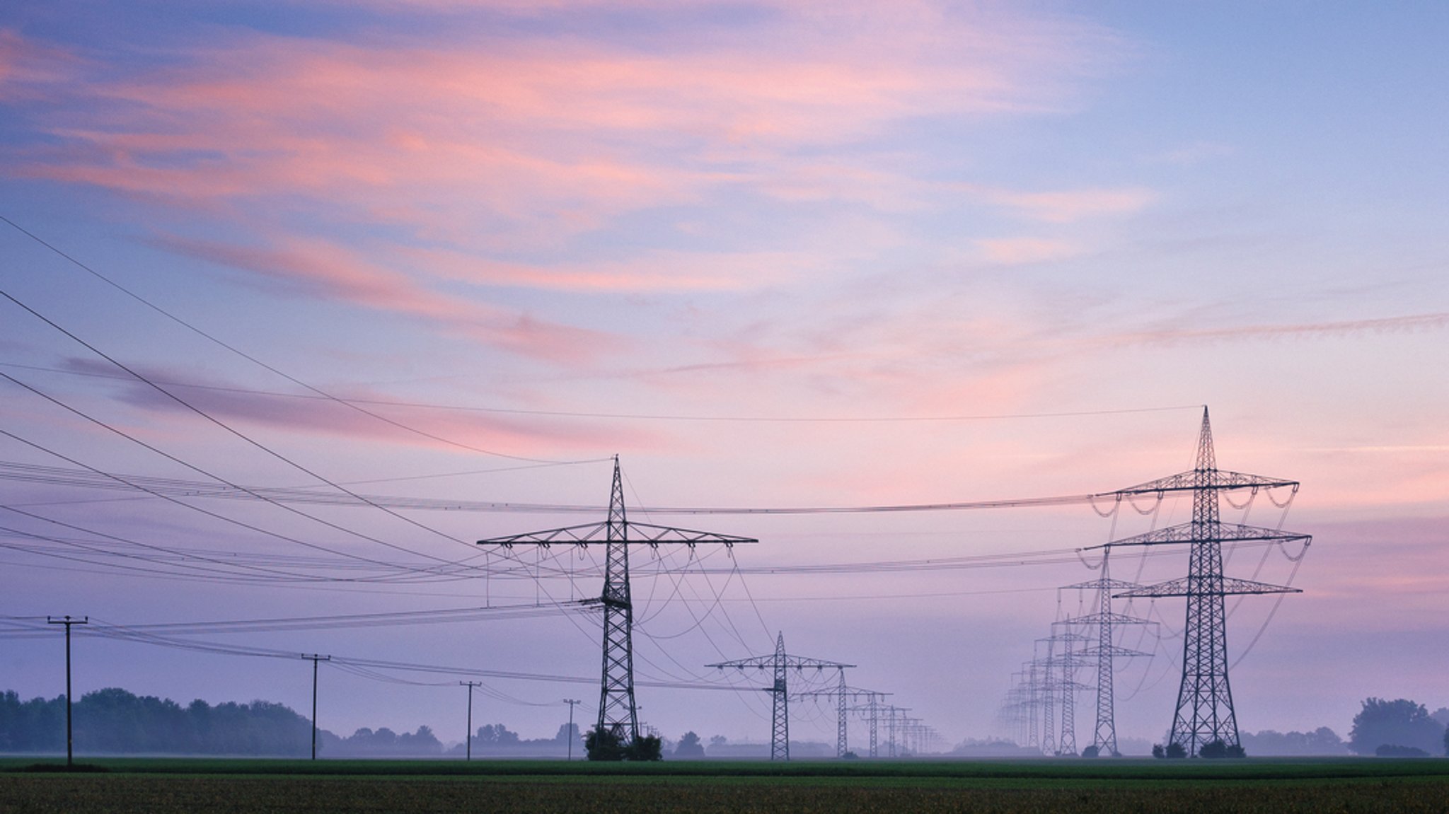 Strom-Überlandleitung bei Morgenstimmung.