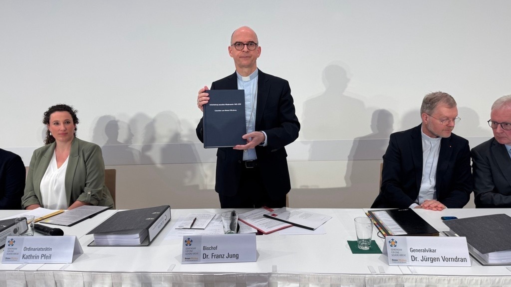 Der Würzburger Bischof Franz Jung präsentiert das Gutachten zum sexuellen Missbrauch im Bistum.