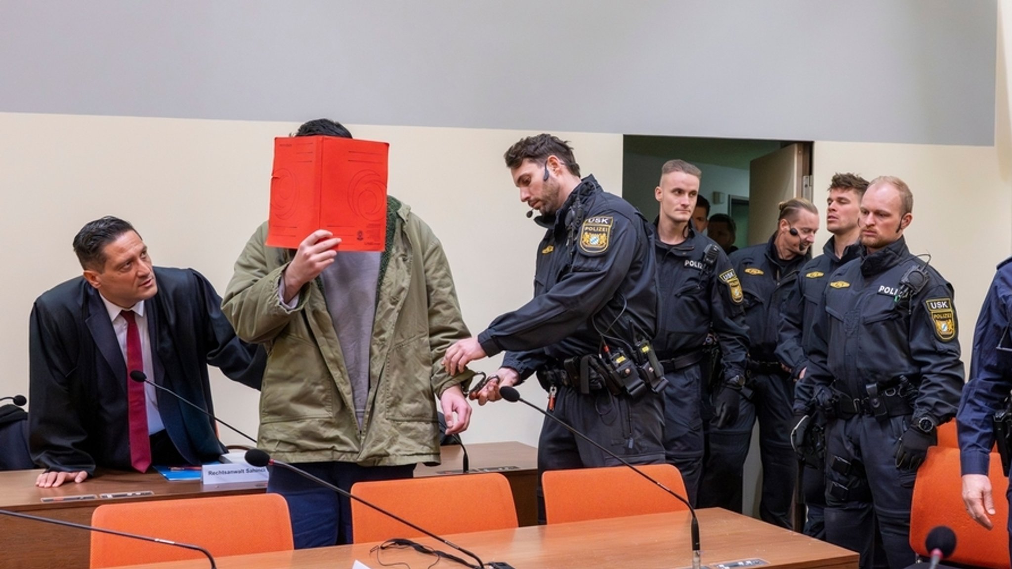 Der Angeklagte am ersten Verhandlungstag im Januar. | Bild: dpa-Bildfunk/Peter Kneffel Der Angeklagte am ersten Verhandlungstag im Januar.