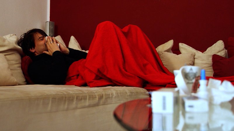 Symbolbild: Krank zu Hause - am ersten Tag ohne Lohn? | Bild: BR Symbolbild: Krank zu Hause - am ersten Tag ohne Lohn?