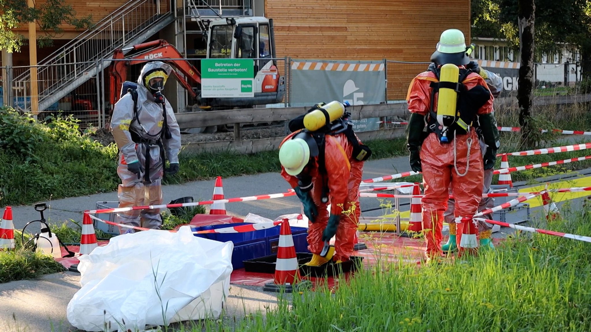 Einsatzkräfte der Feuerwehr sind damit beschäftigt, die giftige Chemie-Mischung abzubinden.