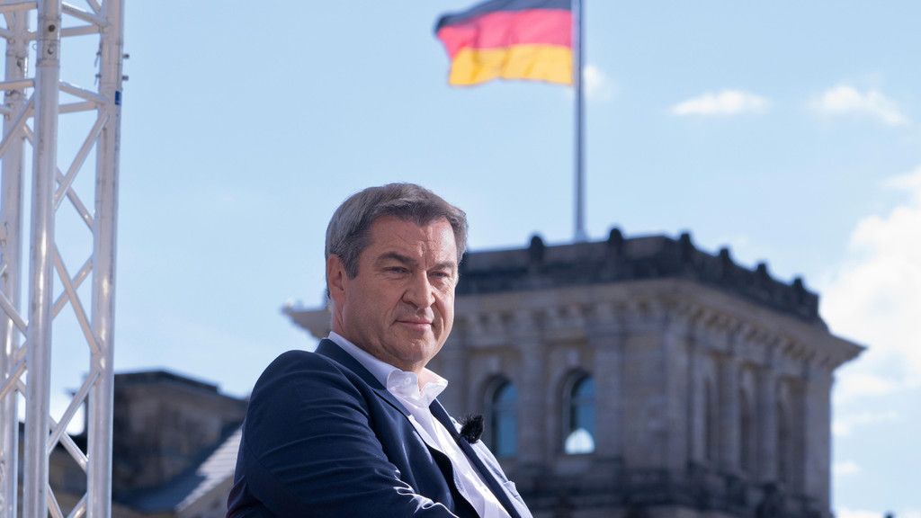 CSU-Vorsitzender Markus Söder in Berlin, im Hintergrund die Deutschlandflagge