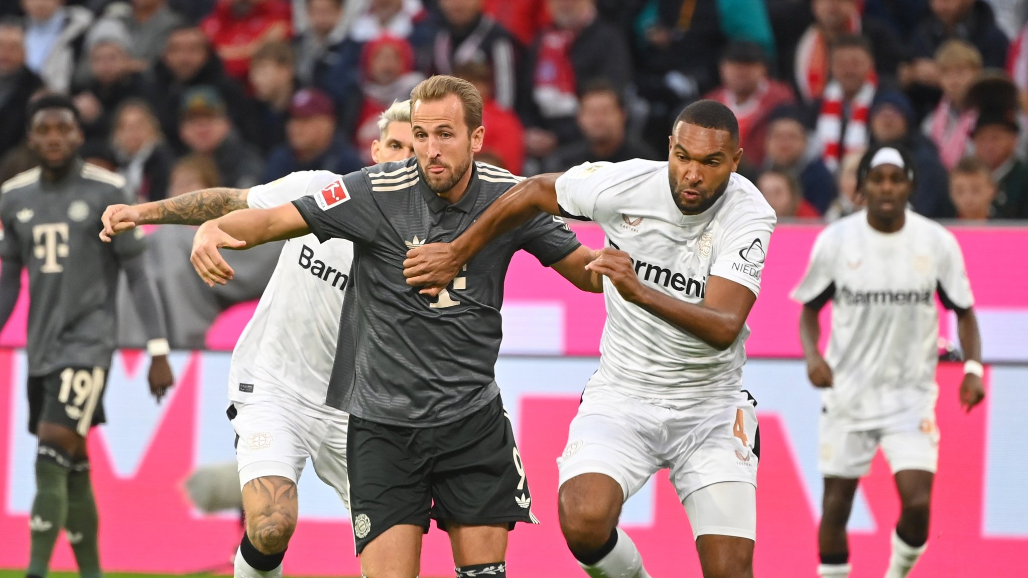 Spielszene FC Bayern - Bayer Leverkusen