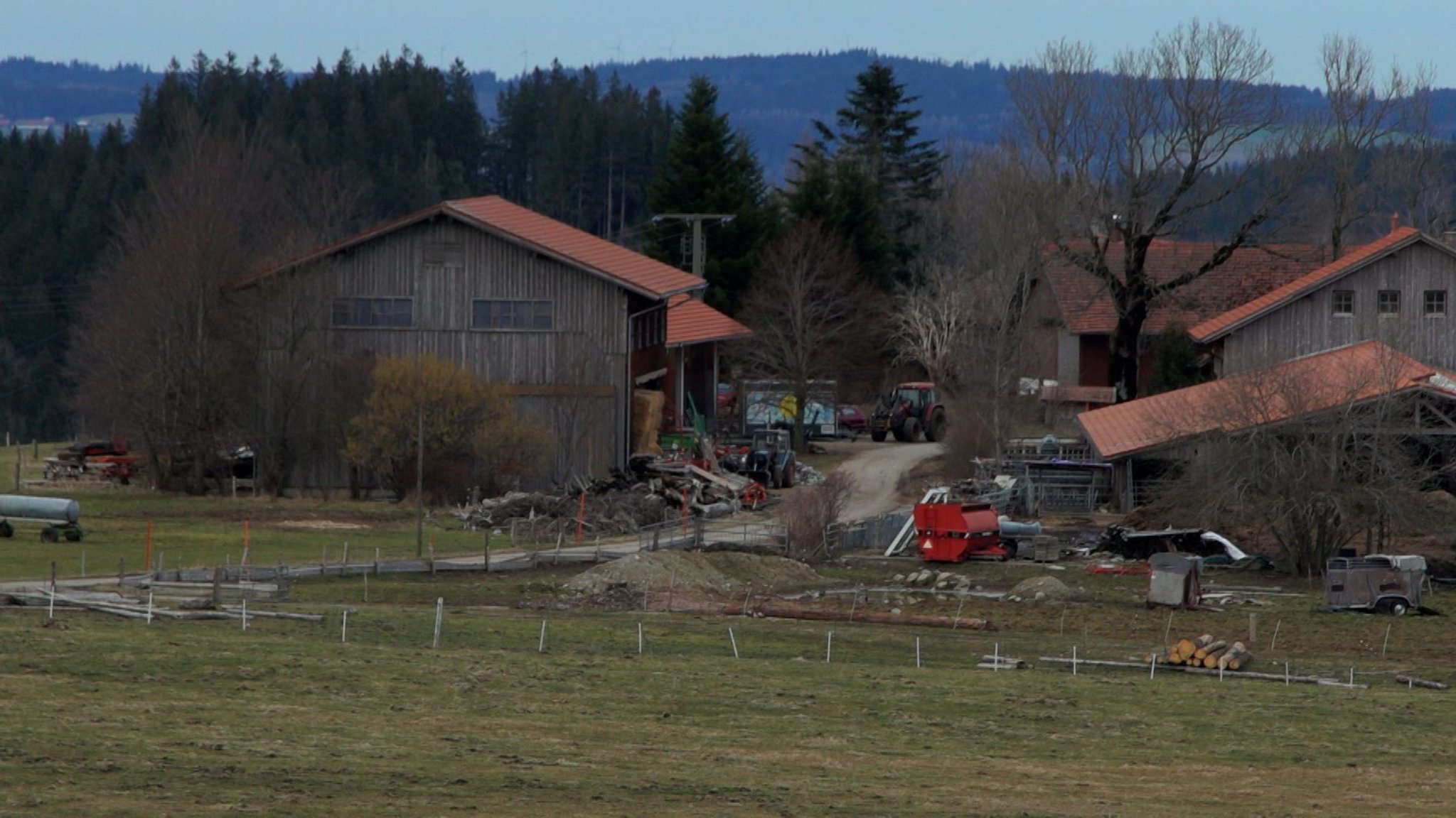 Ein leerer Hof im Oberallgäu.