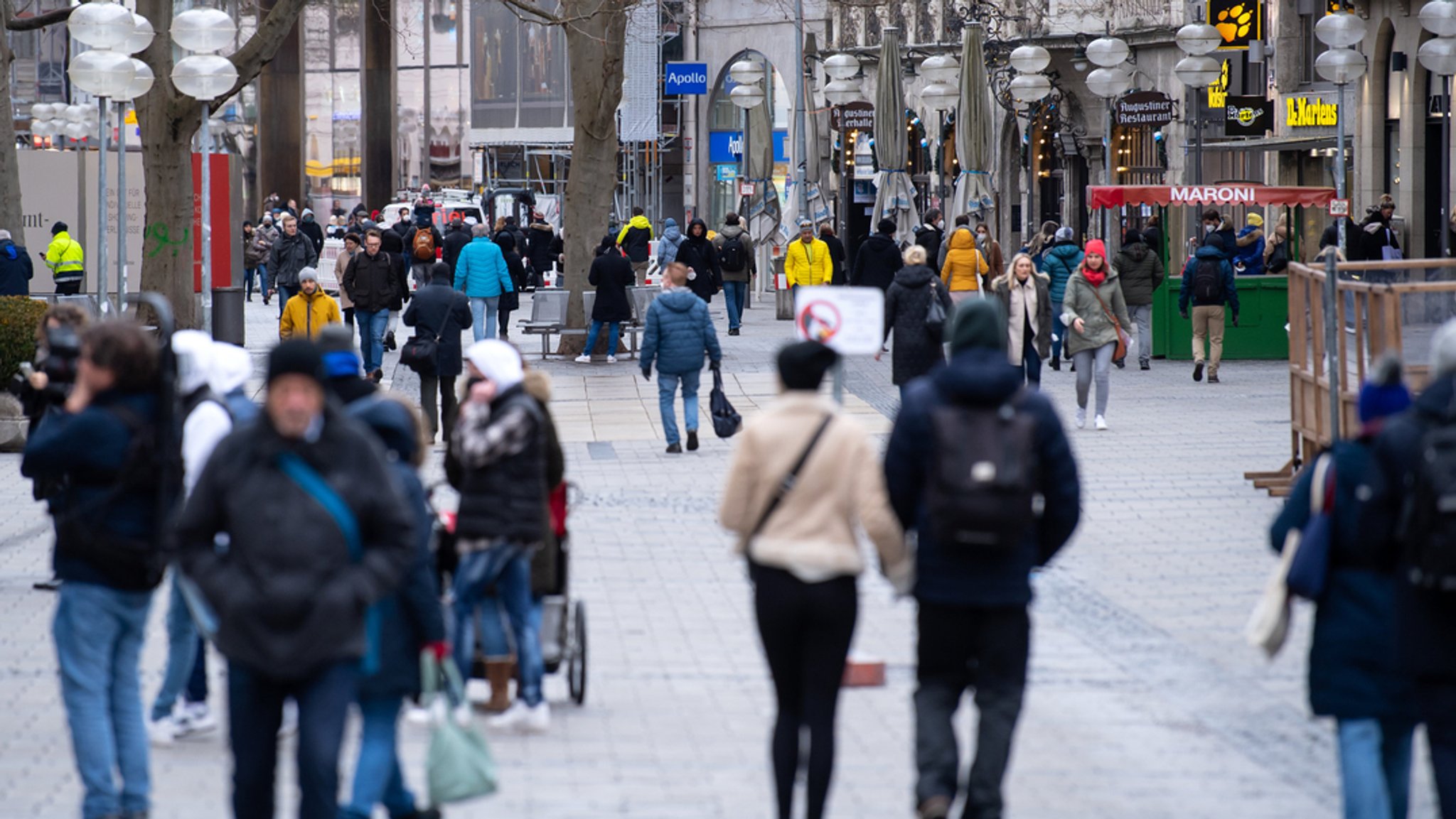 Passanten in der Münchner Fußgängerzone