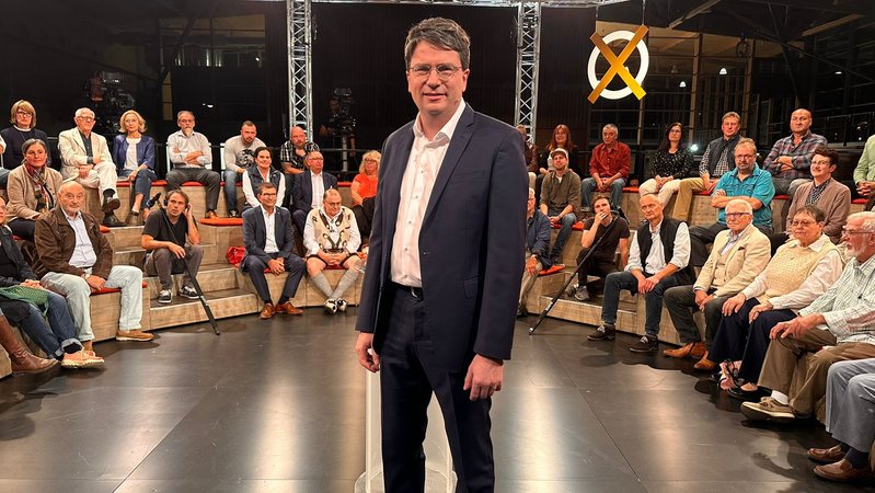 SPD-Spitzenkandidaten Florian von Brunn steht in der BR24 Wahlarena zwischen den Zuschauern