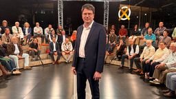 SPD-Spitzenkandidaten Florian von Brunn steht in der BR24 Wahlarena zwischen den Zuschauern | Bild:BR/Ralf Wilschewski