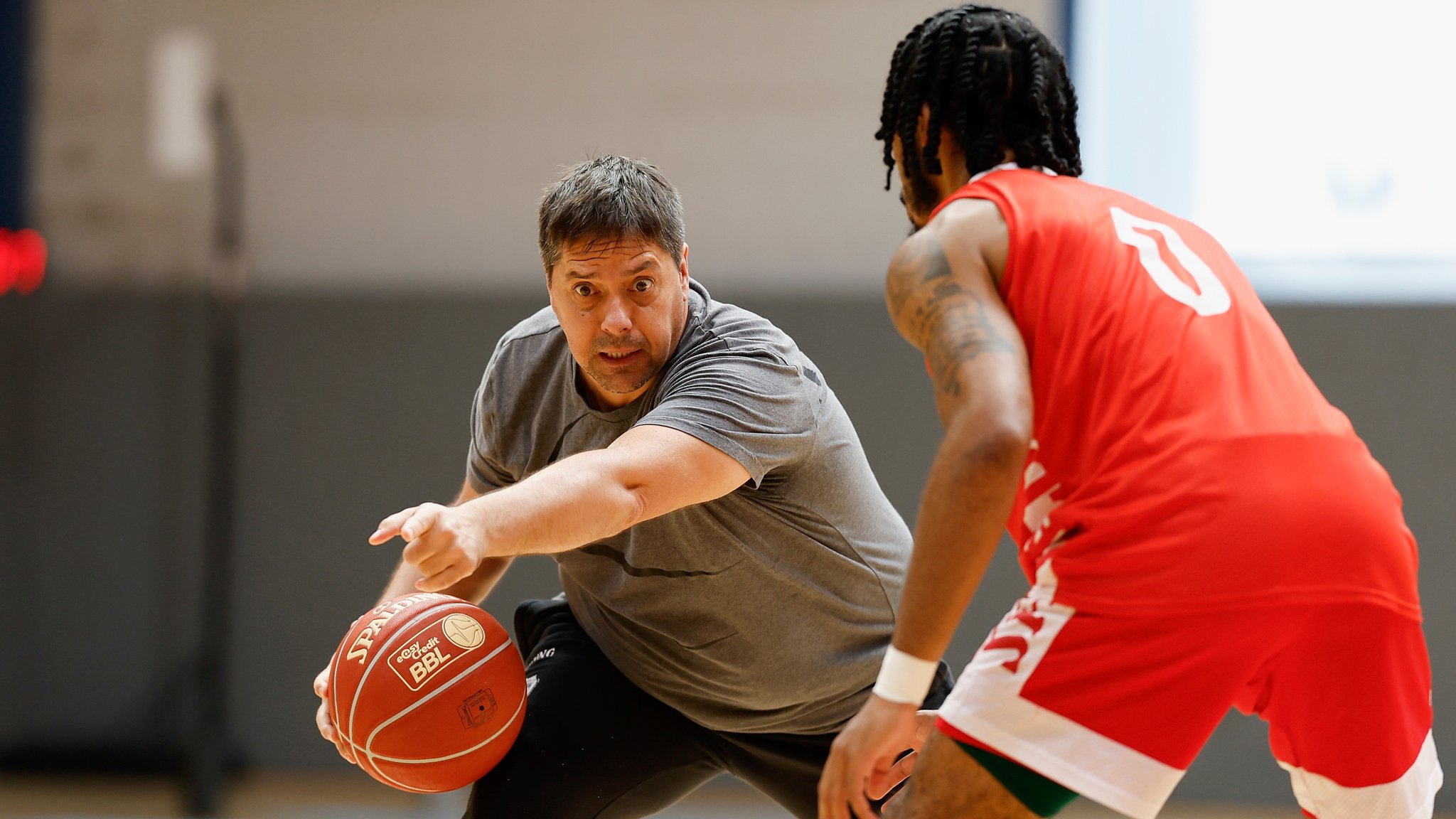 Headcoach Sasa Filipovski aerbeitet im Training mit Neuzugang Otis Livingston II