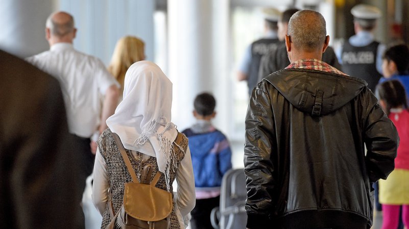 Archivbild: Syrische Flüchtlinge am Flughafen Hannover | Bild: picture alliance / dpa | Holger Hollemann Archivbild: Syrische Flüchtlinge am Flughafen Hannover