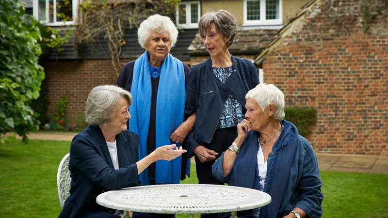 Treffen sich regelmäßig zum Tee: Maggie Smith, Judi Dench, Joan Plowright und Eileen Atkins. Filmszene aus "Tea With The Dames"