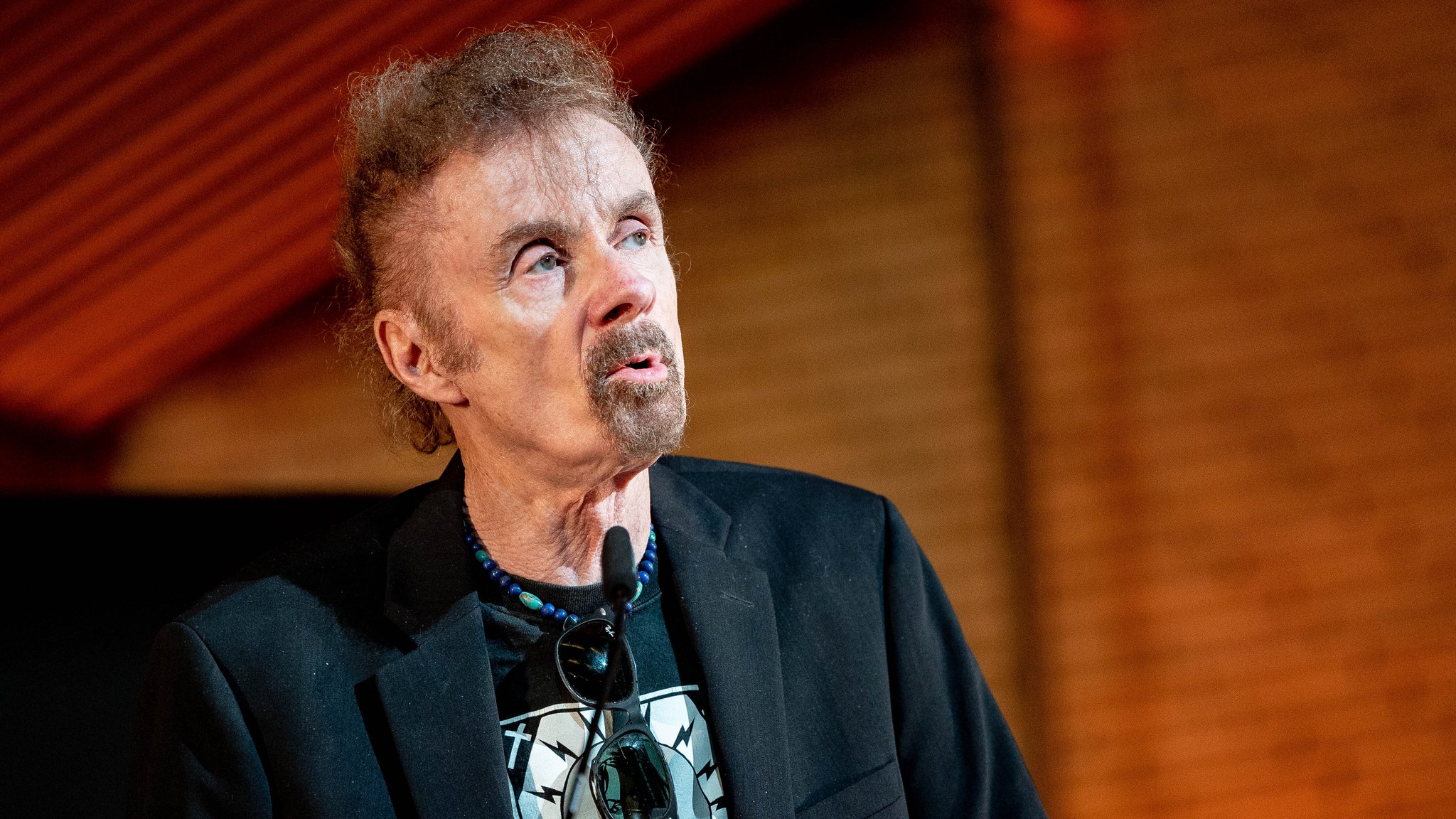 Der amerikanische Bestseller-Autor T.C. Boyle spricht im Audimax der Universität Hamburg im Jahr 2023. | Bild: picture alliance/dpa | Axel Heimken Der amerikanische Bestseller-Autor T.C. Boyle spricht im Audimax der Universität Hamburg im Jahr 2023.