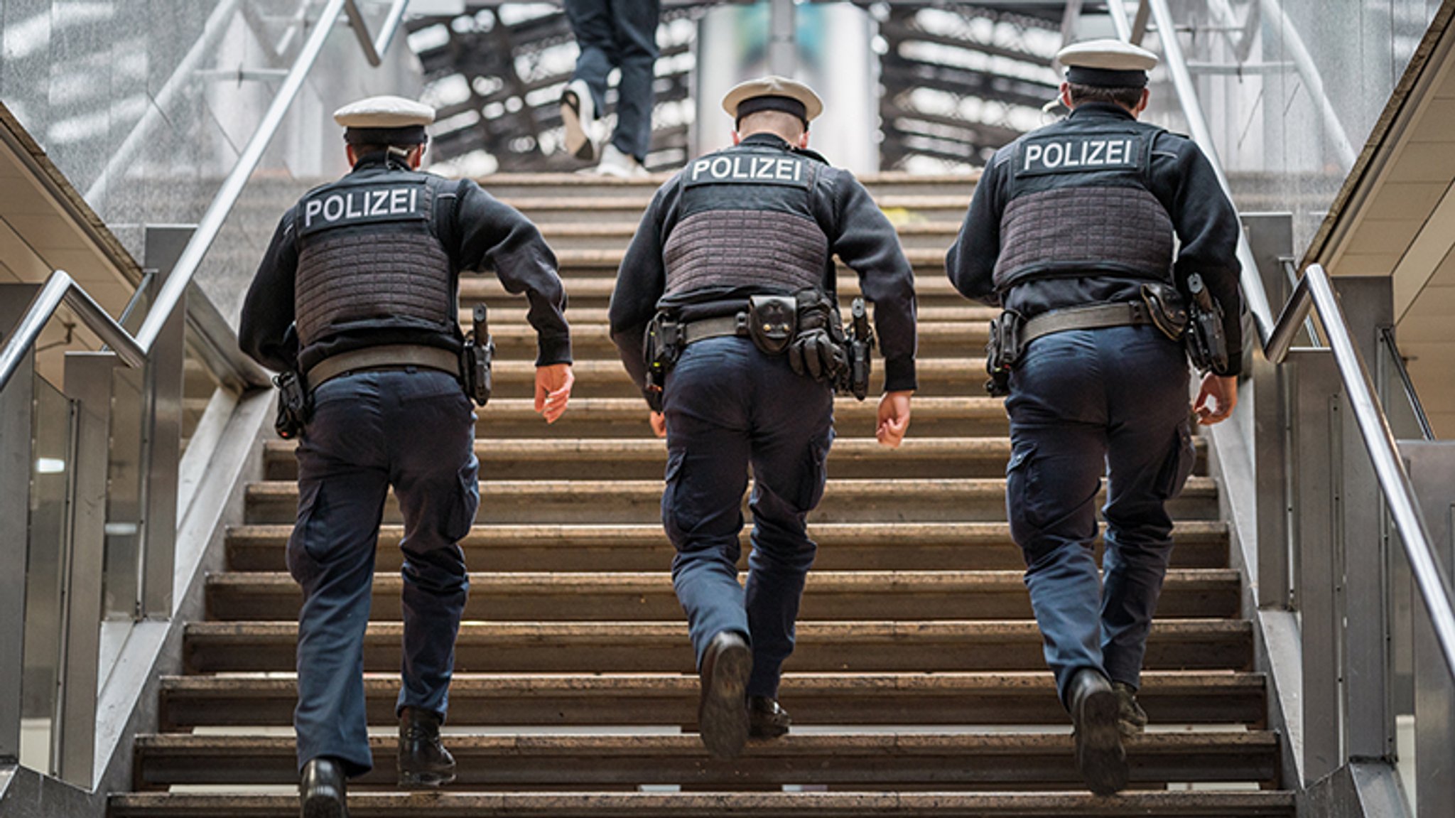 Symbolfoto Bundespolizisten eilen an den Einsatzort