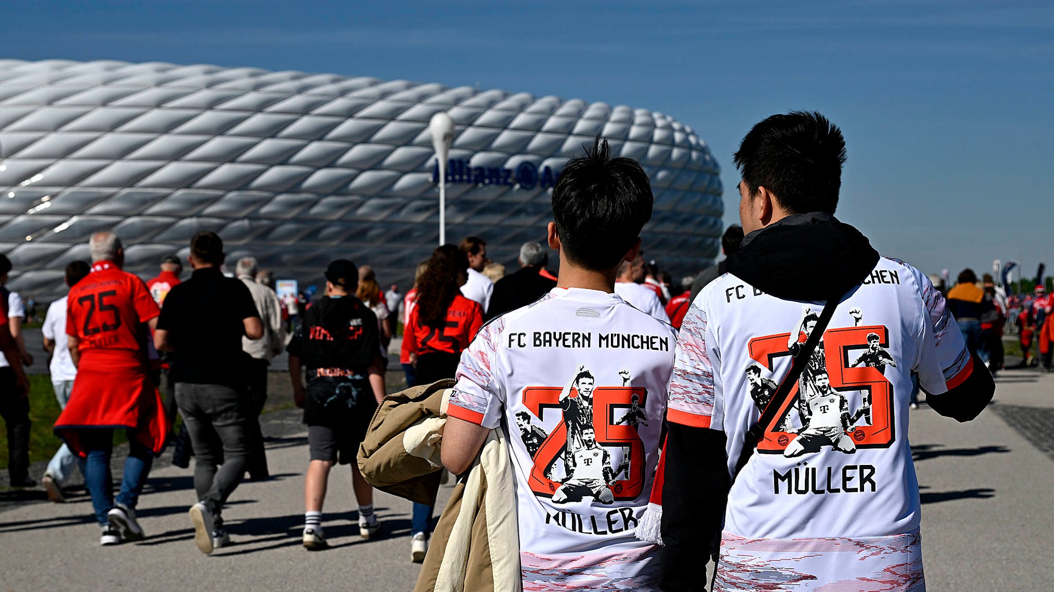 Thomas Müller-Fans auf dem Weg ins Stadion
