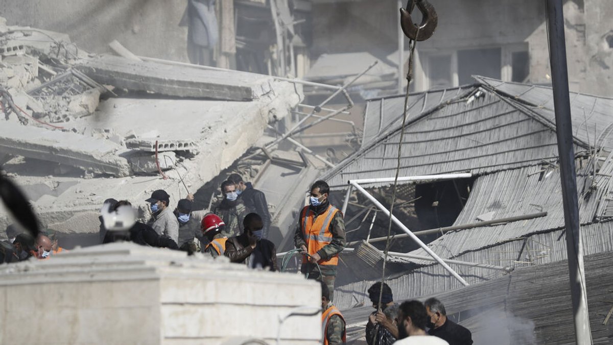 dpatopbilder - 20.01.2024, Syrien, Damaskus: Rettungskräfte arbeiten an einem von einem Luftangriff getroffenen Gebäude. Bei dem Luftangriff in der syrischen Hauptstadt Damaskus sind nach iranischen Angaben mehrere Mitglieder der Revolutionsgarde (IRGC) getötet worden. Foto: Omar Sanadiki/AP/dpa +++ dpa-Bildfunk +++
